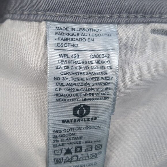Signature Gold Levi Strauss Light Gray Cargo Shorts Mens 46 Hits At The Knee NWT - Picture 15 of 16